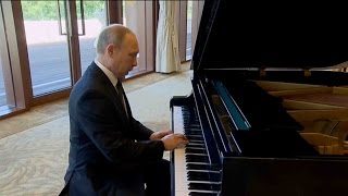 Putin surprises with impromptu piano performance in Beijing