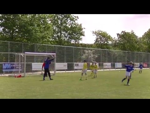 Jordy schiet de bal op fraaie wijze binnen