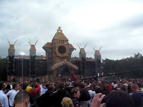 Noize Suppressor VS Mad Dog - LIVE @ Dominator 2011