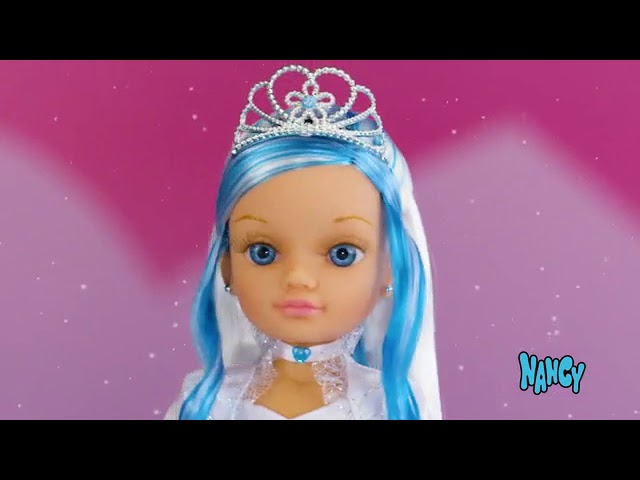 Vídeo relacionado con Nancy Gold Exclusiva, muñeca Rubia, Pelo Corto, mechas Brillantes, Vestido Blanco con Detalles y Accesorios Dorados, para niños y niñas Desde 3 años, Famosa (NAC55000)