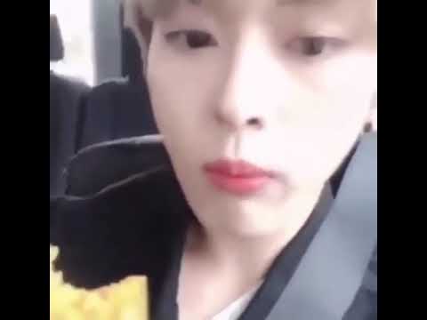 lee know eating a big fat juicy cronchy dorito