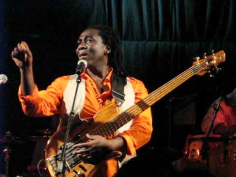 Richard Bona sings with the audience