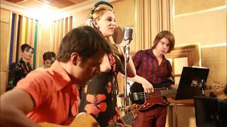 Farah Zeynep Abdullah -  Başka Güzel (Lyrics Turkish)