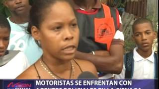 Motoristas se enfrentan con agentes policiales en La Ciénega