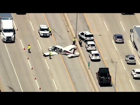 Troje povređenih u padu aviona na autoput