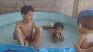 NICOLAS E BRYAN! DESAFIO BOIA OU AFUNDA NA PISCINA! COM LUCAS NETO E BRINQUEDOS Float or sink