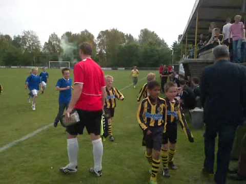 PH F1 bij opkomst PH 1ste elftal tijdens kampioenswedstrijd