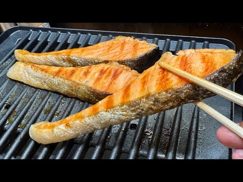 モンスターエナジーのロゴみたいな銀鮭を焼いて規定量ガン無視ブラックミストアイランドロックをキメるだけの動画