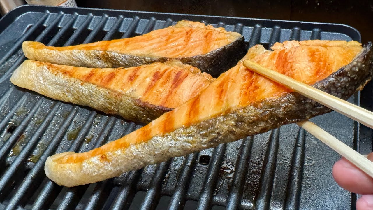 モンスターエナジーのロゴみたいな銀鮭を焼いて規定量ガン無視ブラックミストアイランドロックをキメるだけの動画