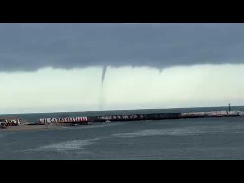 La tromba marina in formazione. Video: Giovanna Terraglia - Meteo Nord Ovest Toscana / Facebook