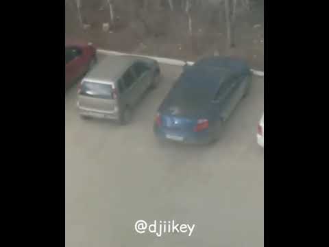 Видеофакт: Мужчина разбил чужой автомобиль Видеофакт: Мужчина разбил чужой автомобиль