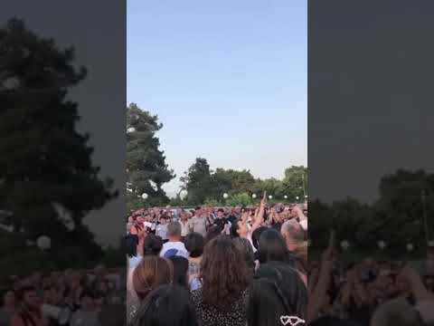 Ցուցարարները փորձում են կոտրել նախագահականի դռները