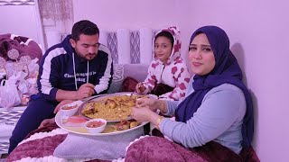 والمطره نزله????شلت الحله والصنيه ودخلت معاهم تحت البطانية????‍????‍????أكلنا وإتدفينا وفى الآخر حلينا????