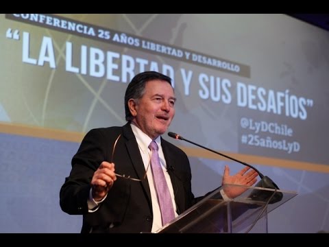 Roberto Ampuero en Conferencia 25 años LyD