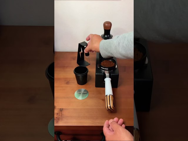 Vídeo relacionado con 7 accesorios de espresso, herramientas de manipulación de espresso de 51 mm, kit de accesorios para máquina de espresso WDT, prensador de café con estación de apisonamiento de madera espresso