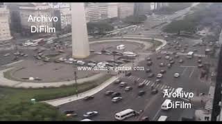 Camara mostrando el Obelisco y el transito vehicular de coches 2010