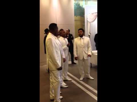 Borcheinu sung by men in white!