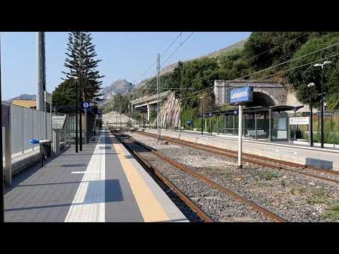 Il treno Intercity (722-1528) Siracusa-Roma Termini in transito alla stazione di letojanni