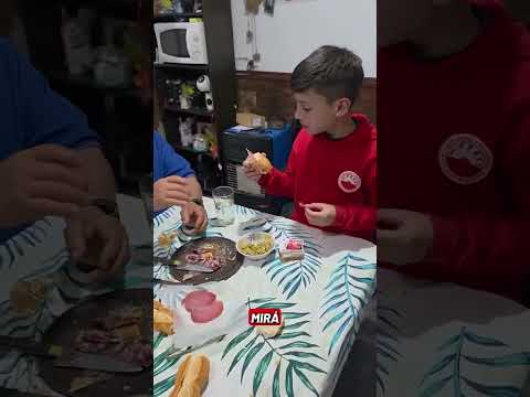 Se puso a merendar con su abuelo y armó una picada de lujo: chorizo, queso, lupines y más