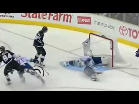 Roberto Luongo Amazing Glove Save vs Los Angeles 4/25/10