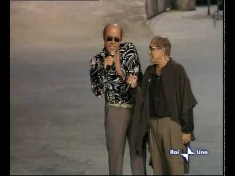 Adriano Celentano e Teo Teocoli in Stai lontana da me