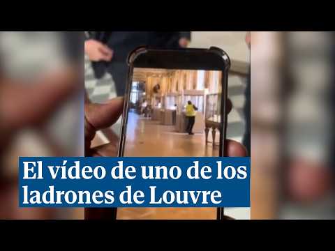 El moment en què un dels lladres trenca una vitrina a l'assalt al Louvre