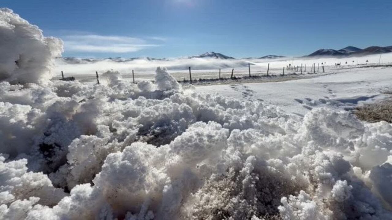 Tra luce, neve e nebbia: Castelluccio di Norcia si fa meraviglia