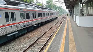 Download lagu kereta KRL commuter Line di stasiun universitas Pa... mp3