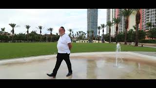 מיכאל שניצלער – אבא שלי (הקליפ הרשמי) - התמונה מוצגת ישירות מתוך אתר האינטרנט יוטיוב. זכויות היוצרים בתמונה שייכות ליוצרה. קישור קרדיט למקור התוכן נמצא בתוך דף הסרטון