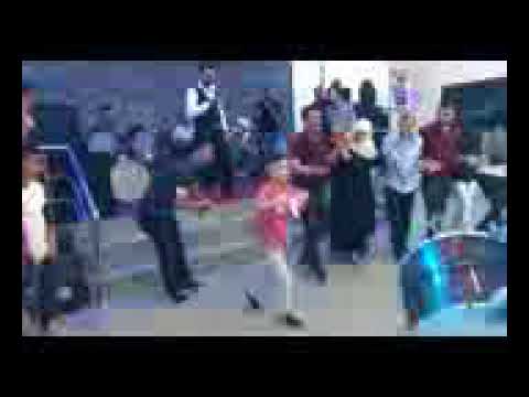 Güzel halay oynayan çocuk