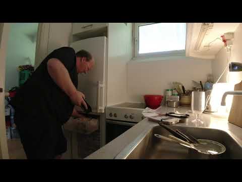 MongoTV_6576 - TAGER PAKKE HAKKET OKSEKØD UD AF FRYSER TIDLIG ONSDAG AFTEN