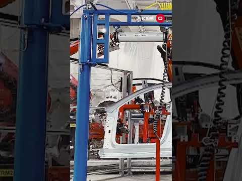 شاهد بالفيديو.. روبوت يهاجم مهندساً ويغرس مخالبه في جسده
