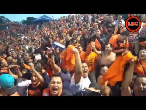 "La Inmortal 12 y LBC haciendo la fiesta en el Universitario ( 30-03-2016 )" Barra: Super Naranja - Inmortal 12 - LBC • Club: Club Deportivo Ãguila