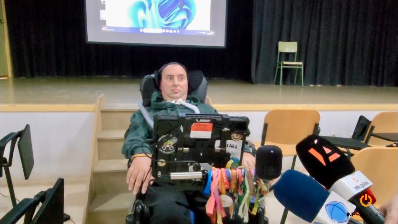 El exatleta y maestro José Luis Capitán, enfermo de ELA desde hace 11 años, ofrece una motivadora charla en el IES Rey Carlos III de Águilas