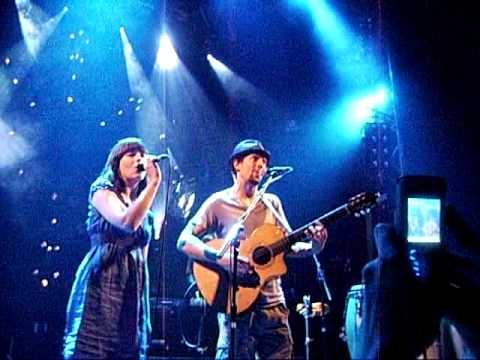 Jason Mraz & Marit Larse cantando Lucky, Joy eslava