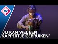 Haren knippen als protest op het podium van Theater Diligentia - OMROEP WEST