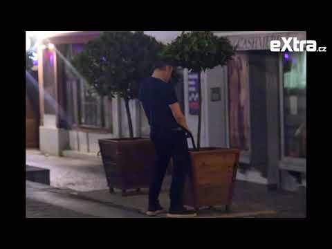 Noční tah Jiřího Macháčka: Motal se zprava doleva a veřejně si ulevoval do květináče