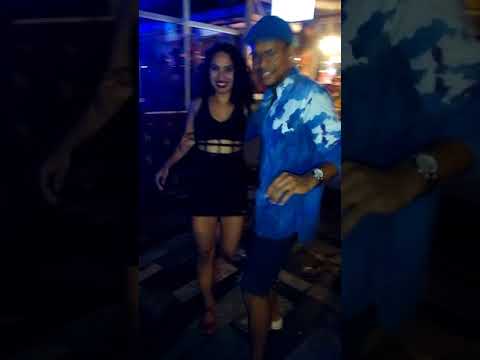 Dançando pagode na noite capixaba