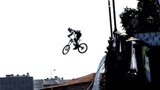 preview picture of video 'Downhill Urbano Santo Tirso Red Bull Big Jump HD'