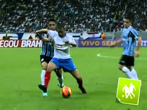 Marquinhos Gabriel SUPER SKILLS  Nutmegs Two Gremio players in a row  Bahia 0 - 3 Gremio 11/8/2013