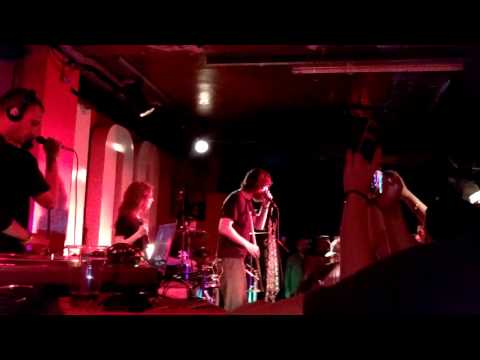 M-a făcut muma frumoasa - Subcarpați (Live in London)