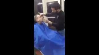 Смотреть онлайн Супер прикол: парень напугал парикмахера