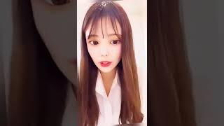 配信中にパンチラしちゃう女の子