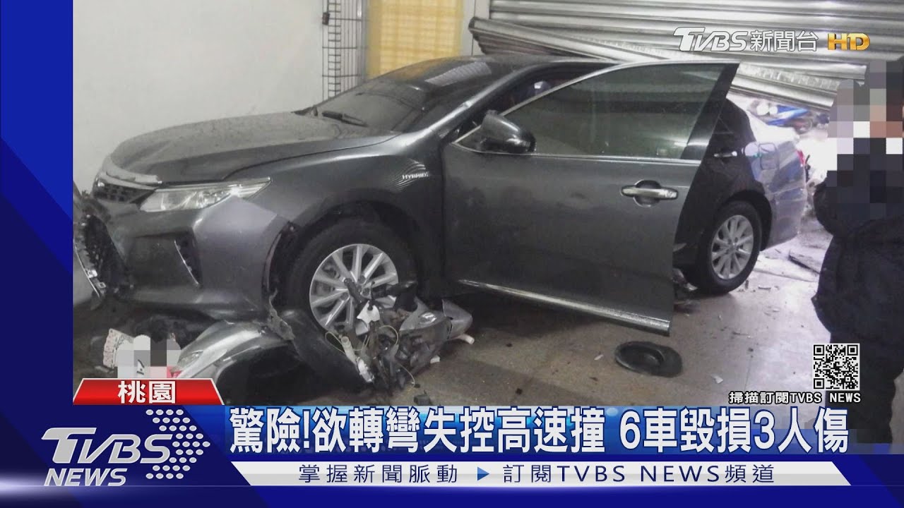 煞車失靈!轎車猛撞騎士 衝破民宅鐵捲門