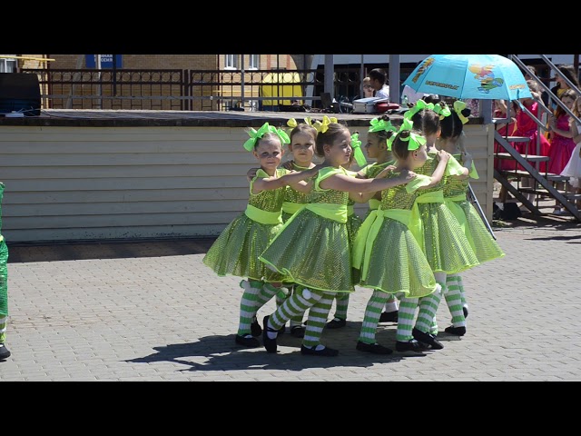 Выступление танцевального коллектива "Академия детства" с танцем "Сороконожка"