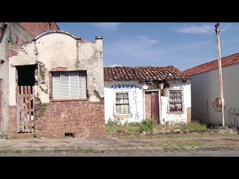 Prédios abandonados, com mato alto e sujeira incomodam moradores