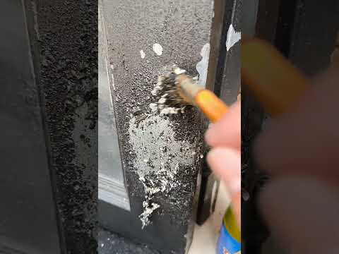 Cách tẩy sơn cửa sắt cũ hiệu quả