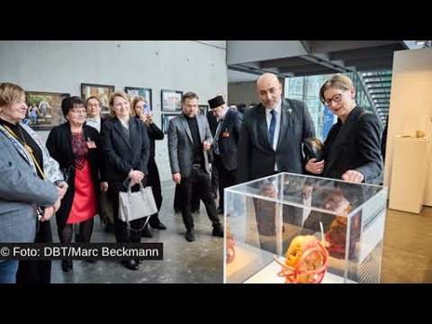 Video Thumbnail: Jahrestag der russischen Invasion: Bundestag zeigt zeitgenössische ukrainische Kunst