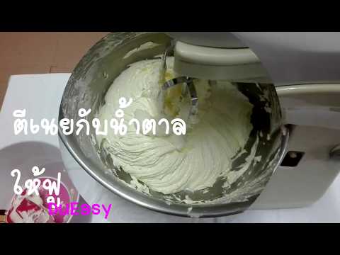 หน้าอกเล็กหลังและหน้าอก ผู้หญิงขนาดใหญ่ที่มีหน้าอกเล็ก