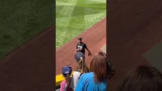 2026.7.18 Julio Rodriguez gave a ball to his fan during pregame practice